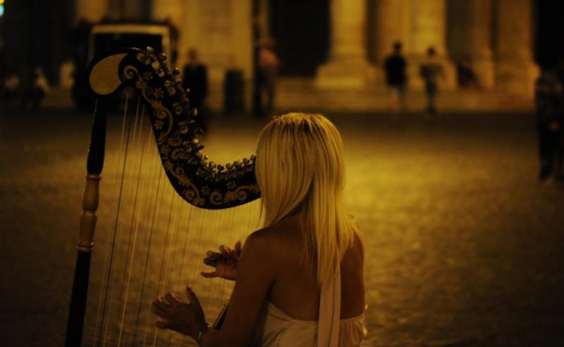 Harpiste jouant lors d’un concert de musique classique française élégant